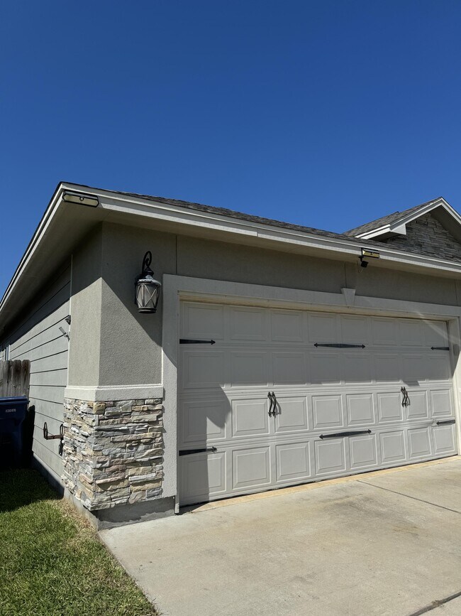 Building Photo - 7658 Granite Dr