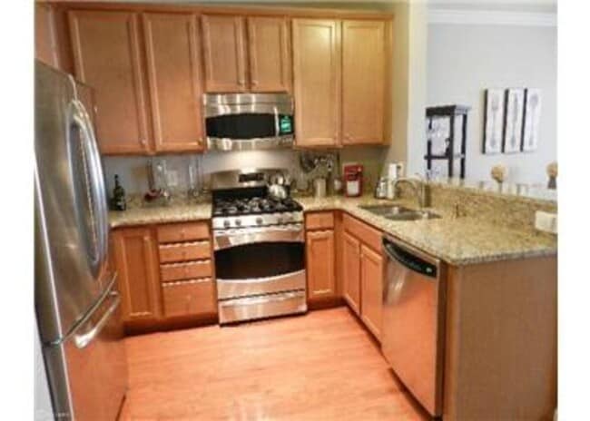 Kitchen - 42519 Highgate Ter