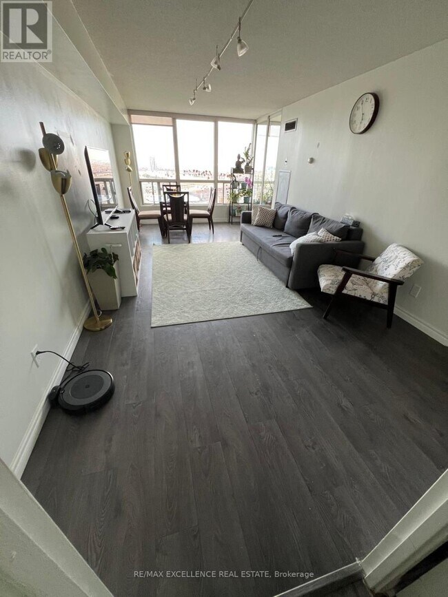Photo du bâtiment - 4460-4460 Tucana Ct