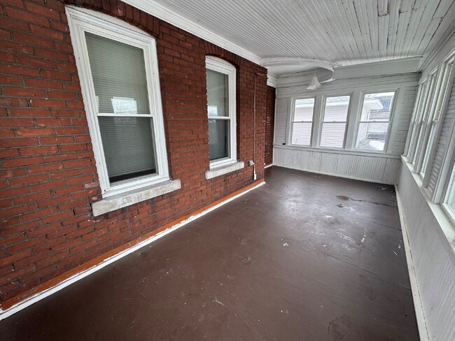 Building Photo - Upper level 3-Bed Duplex with Hardwood Elegance & 2 Baths in North Minneapolis!