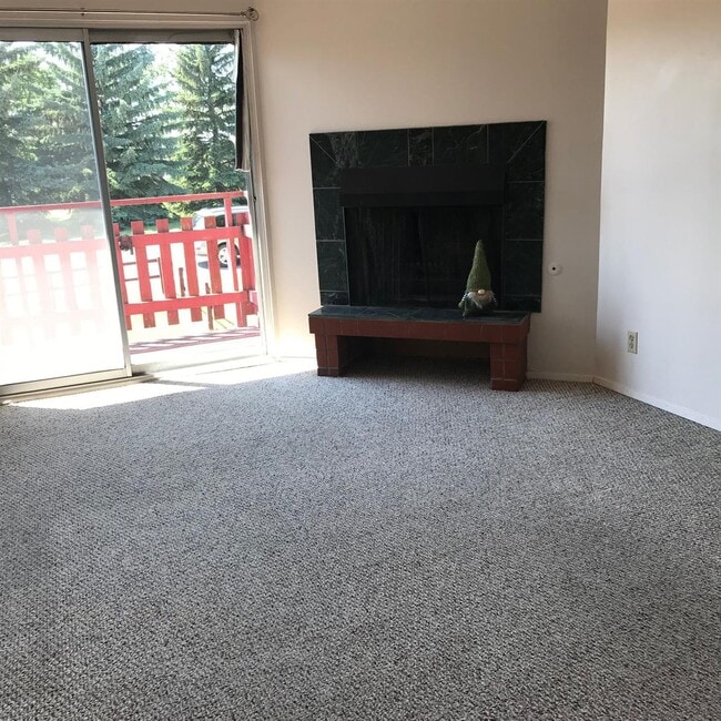 Building Photo - 3 Bed 1 Bath Unit in Red Deer, AB