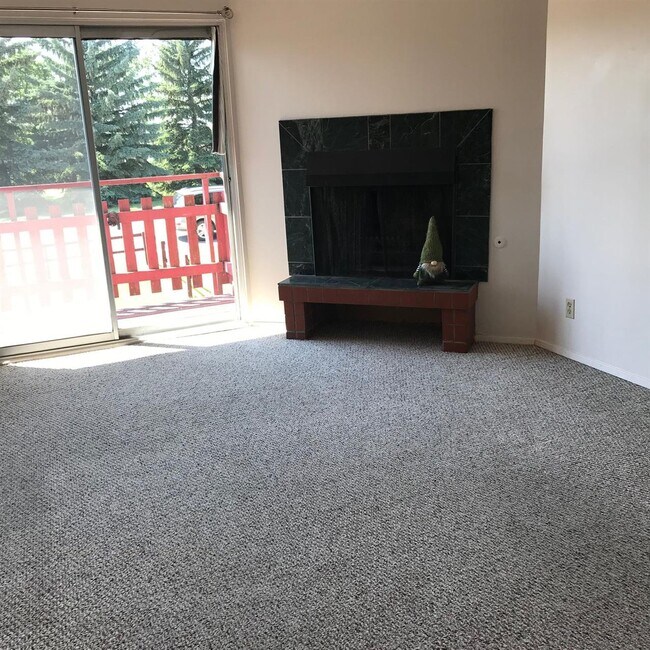 Photo du bâtiment - 3 Bed 1 Bath Unit in Red Deer, AB
