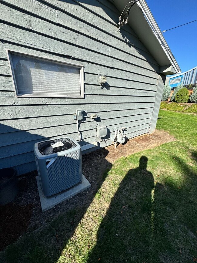 Building Photo - 3 Bedroom 1.5 baths! Walker & Cedar Hills ...