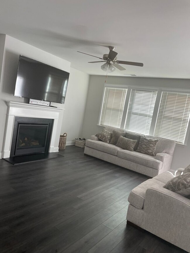 Foto del edificio - 5 Bedroom Single Family Home in Fairburn