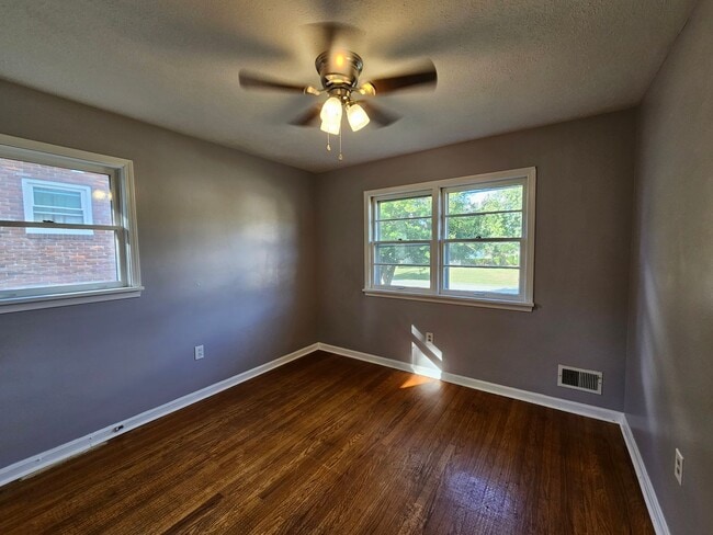 Building Photo - Spacious 3 Bedroom, 1.5 Bath House with Detached Garage