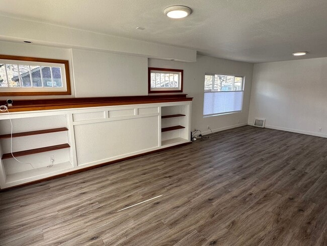 Building Photo - Historic Downtown Bend 2 Bed/1.5 Bath - De...