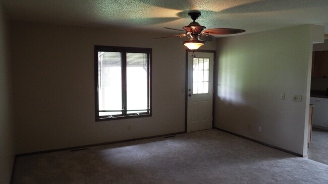 Building Photo - Beautiful 3 bedroom/2 bathroom for home $1...