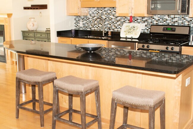 Isla central de granito - 317 Groveland Ave