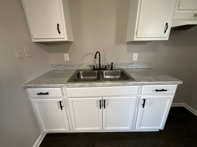 Building Photo - Available now! 2 bed 1 bath townhome. Must...