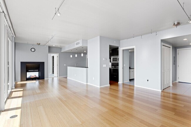 Building Photo - Gorgeous Upscale Living at The Parc!  Incr...