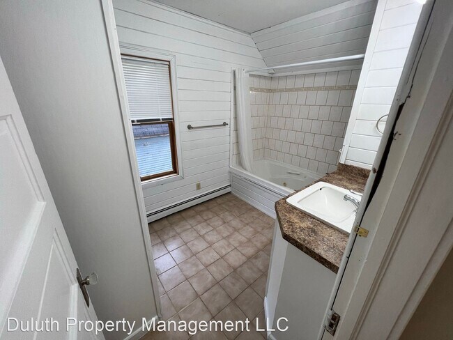 Building Photo - 5 br, 2 bath House - 1001 N 12th Ave E