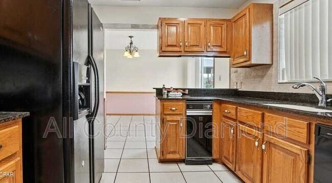 Building Photo - 833 W Pierson Dr