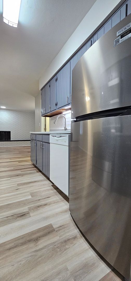 Foto del edificio - 3030-3032 Creekview Circle