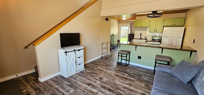 Foto del edificio - Fully Furnished, All Utilities Included, D...