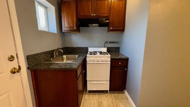 Building Photo - 2 Bedroom Attached Condo Ready for Move-in