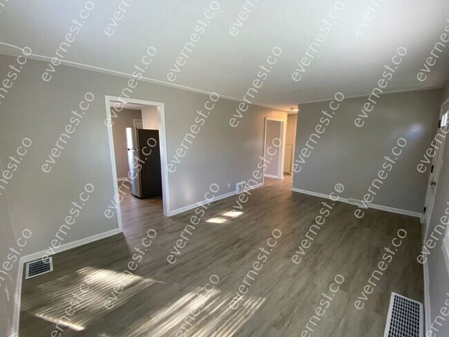 Building Photo - 3032 Cragmoor Ave