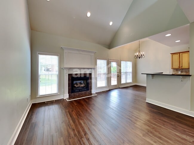 Building Photo - 3014 Honeysuckle Dr