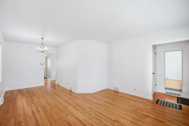 Foto del edificio - 6230 W Foster Ave