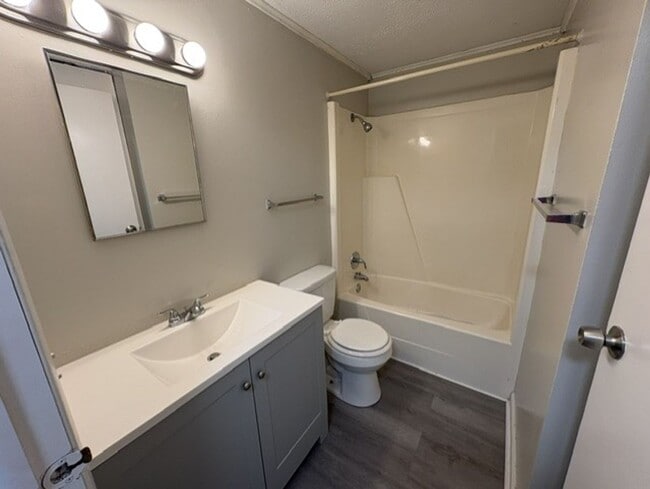 Building Photo - Clean & Comfortable 1-Bedroom Home Near Kent Conveniences