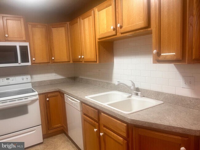 Foto del edificio - 140 Lexington Ct