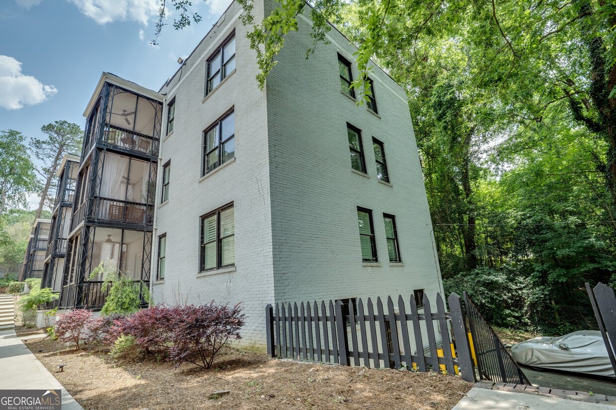 Primary Photo - 68 Peachtree Memorial Dr NW