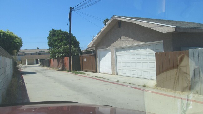 Foto del edificio - 3 bed 2 bath with 3 car garage