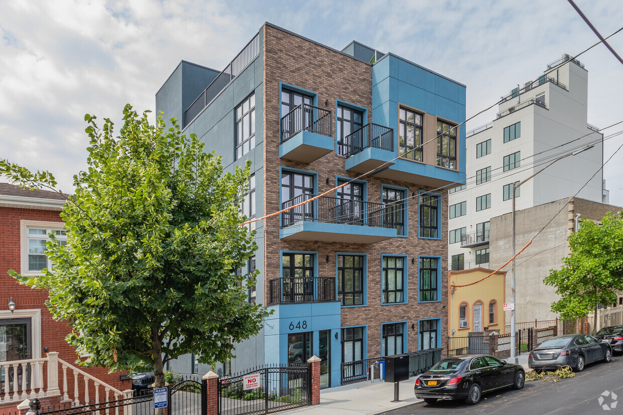 Building Photo - 648 Midwood St