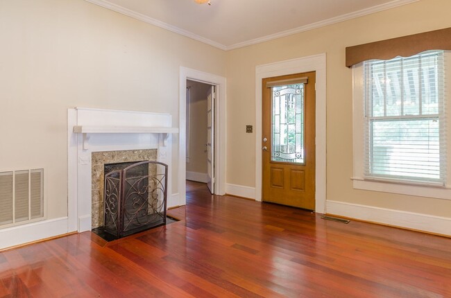Foto del edificio - CHARMING BELMONT BUNGALOW IN UPTOWN BELMONT