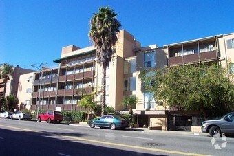 Primary Photo - 8375 Fountain Ave