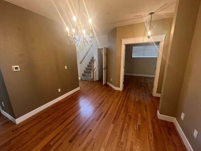 Foto del edificio - 5 bedroom home available in Lafayette