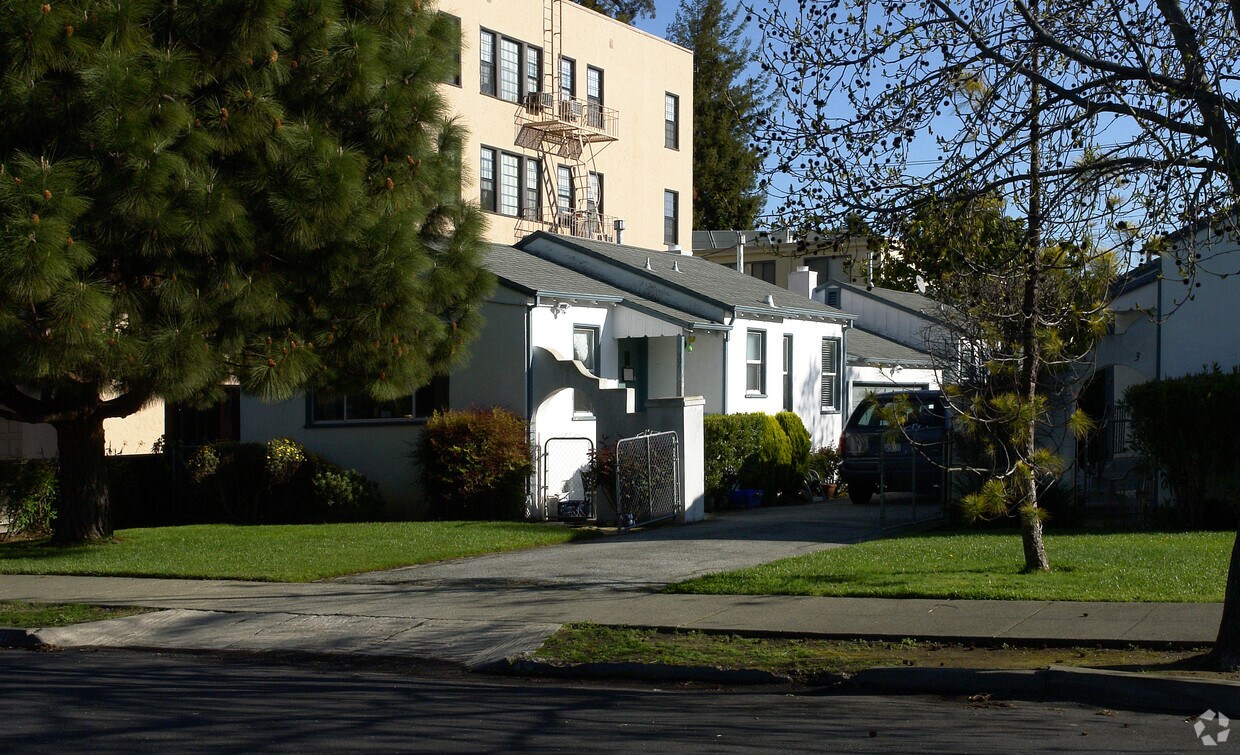 Building Photo - 37 Clinton St