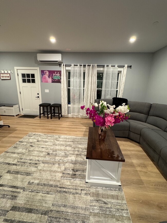 Building Photo - 521 Walnut Hill Rd