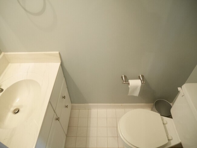 Foto del edificio - Spacious 2-Bedroom Townhome with Finished ...