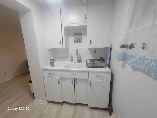 Building Photo - 112 W 9th St