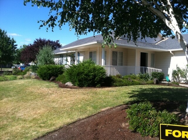 Building Photo - 3 Bedroom Home with Deck and Fenced Yard