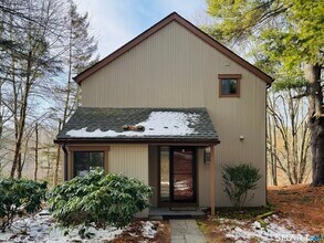 Building Photo - 2 Highland Square