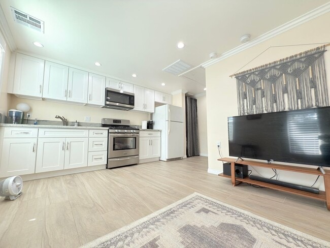 Building Photo - Wonderful 1 Bed + 1 Bath ADU