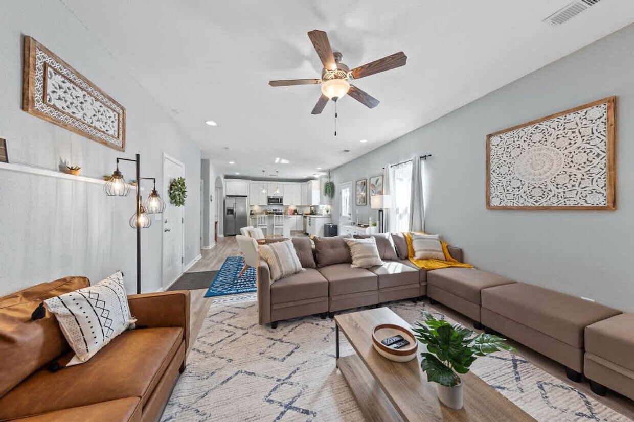 Foto principal - 5021 Woolsey St