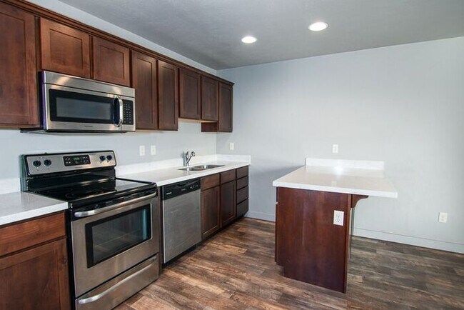 Building Photo - Edgewater Townhome In Beautiful Vineyard