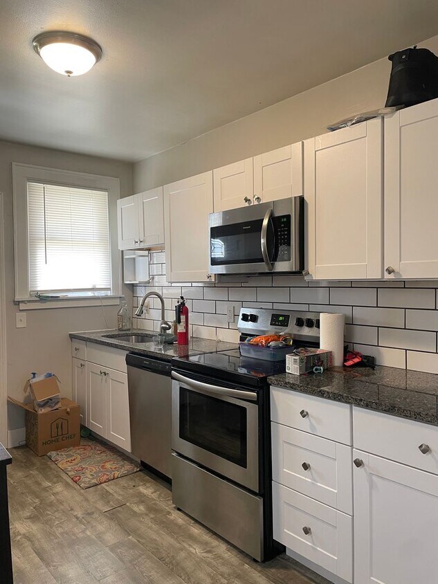 Primary Photo - Spacious 3 Bedroom Home with Full finished...