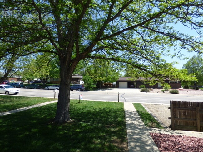 Building Photo - 2 Bed/1 Bath Duplex With Fenced Yard in Lo...