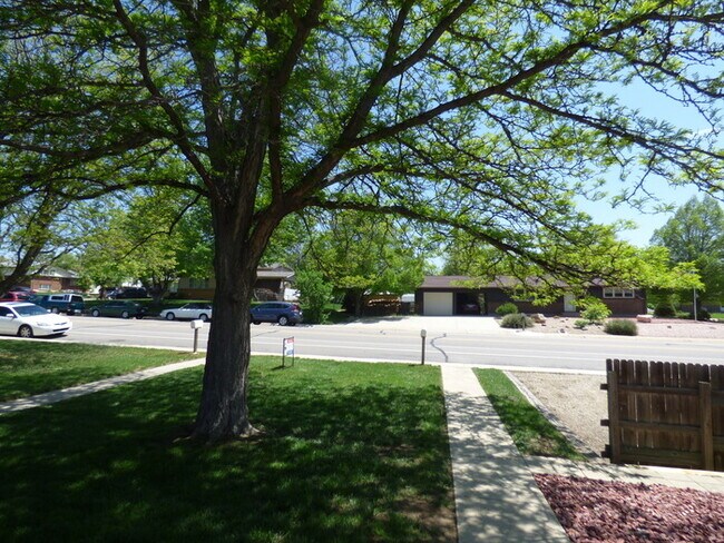 Foto del edificio - 2 Bed/1 Bath Duplex With Fenced Yard in Lo...
