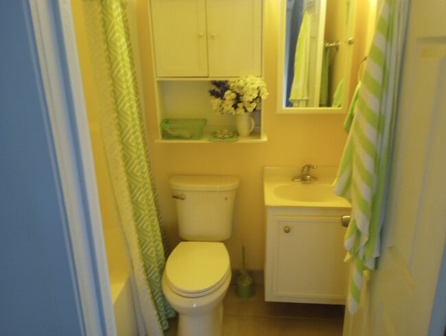 Baños luminosos y limpios - 6129 Andalusia Ave