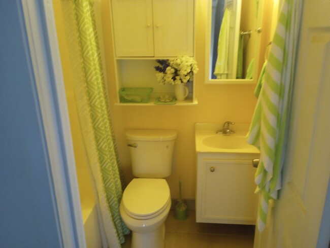 Bright clean bathrooms - 6129 Andalusia Ave