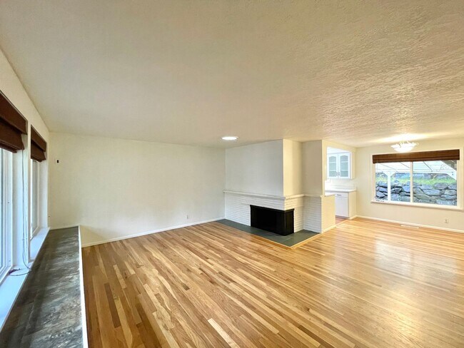 Building Photo - Lake Hills Gem For Rent