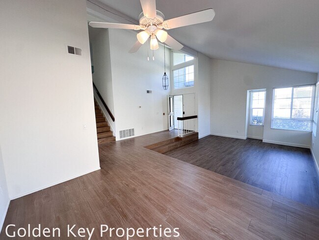 Foto del edificio - Spacious two-story home in North Oceanside