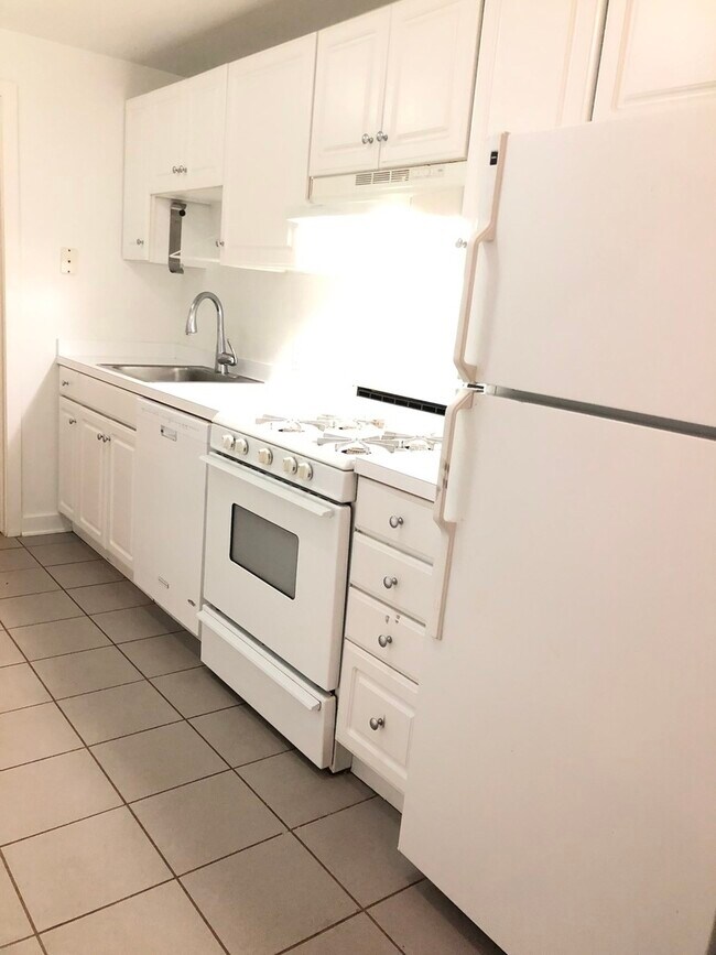 Foto del edificio - 2422 N Burling St