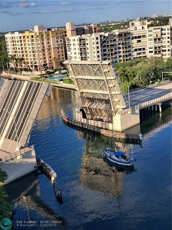 Building Photo - 1401 N Riverside Dr