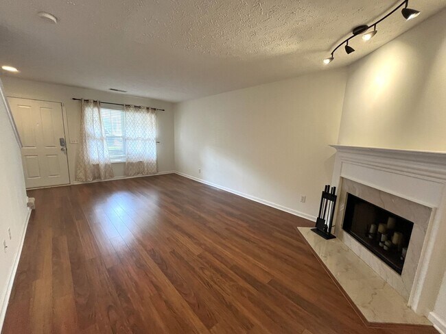 Foto del edificio - 2 Bedroom Townhome Near Lenox Village!