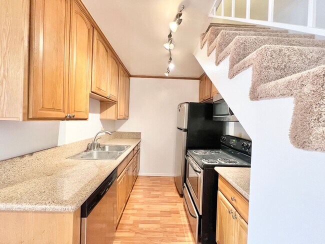 Foto del edificio - Spacious 1 Bedroom + Loft Condo in the Lindenwood Building – Bixby Knolls